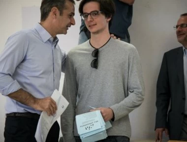 Ο γιος του Κυριάκου Μητσοτάκη κλαίει για τον πατέρα του (φώτο)